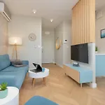 Διαμέρισμα Bright Blue With Balcony, Parking And Air Conditioning In By Renters *