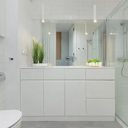 דירה Bright Blue With Balcony, Parking And Air Conditioning In By Renters