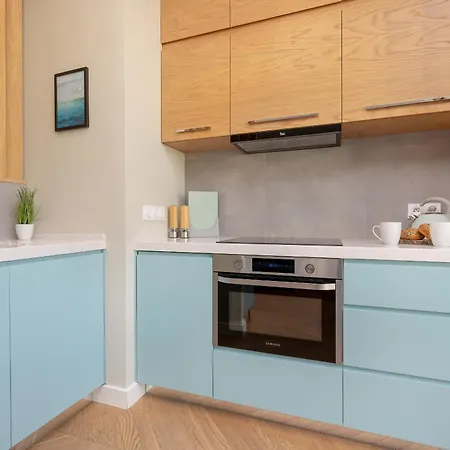 Bright Blue With Balcony, Parking And Air Conditioning In By Renters דירה ורשה