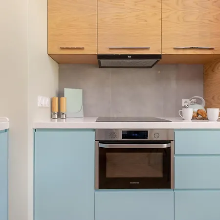 Bright Blue With Balcony, Parking And Air Conditioning In By Renters דירה