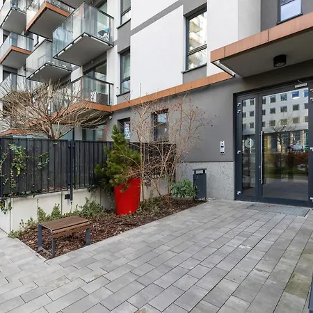 דירה Bright Blue With Balcony, Parking And Air Conditioning In By Renters ורשה