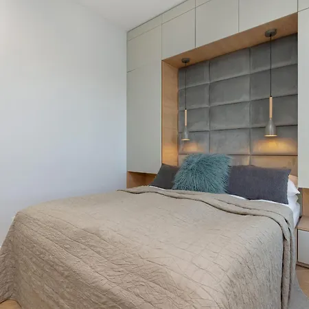Bright Blue With Balcony, Parking And Air Conditioning In By Renters ורשה