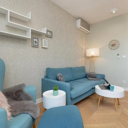 דירה Bright Blue With Balcony, Parking And Air Conditioning In By Renters *