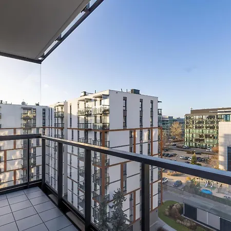 Bright Blue With Balcony, Parking And Air Conditioning In By Renters ורשה
