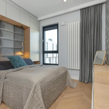 Bright Blue With Balcony, Parking And Air Conditioning In By Renters Lägenhet Warszawa